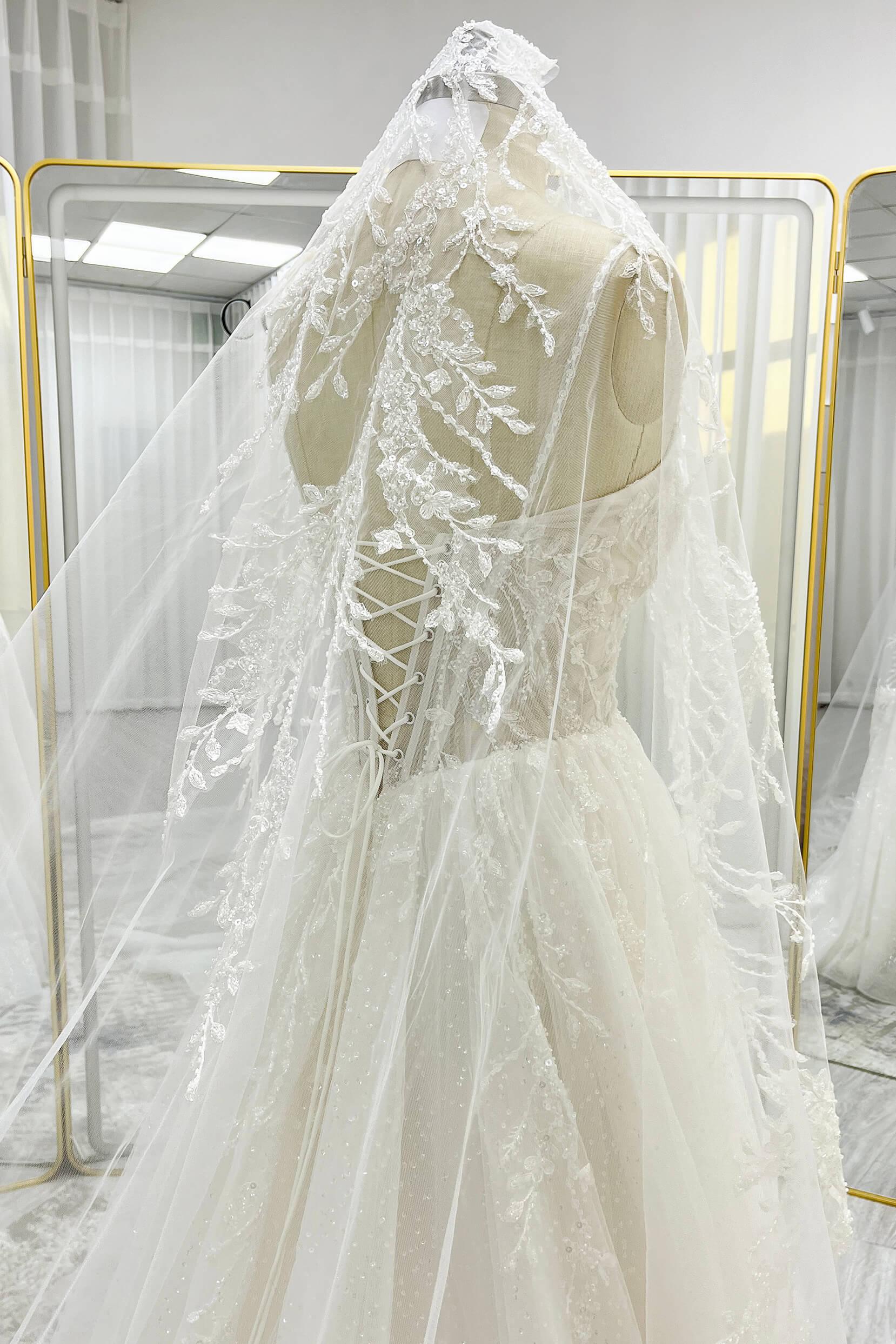 One-tier Lace Edge Tulle Chapel Veils with Appliques Beading CV0398 - COCOMELODY