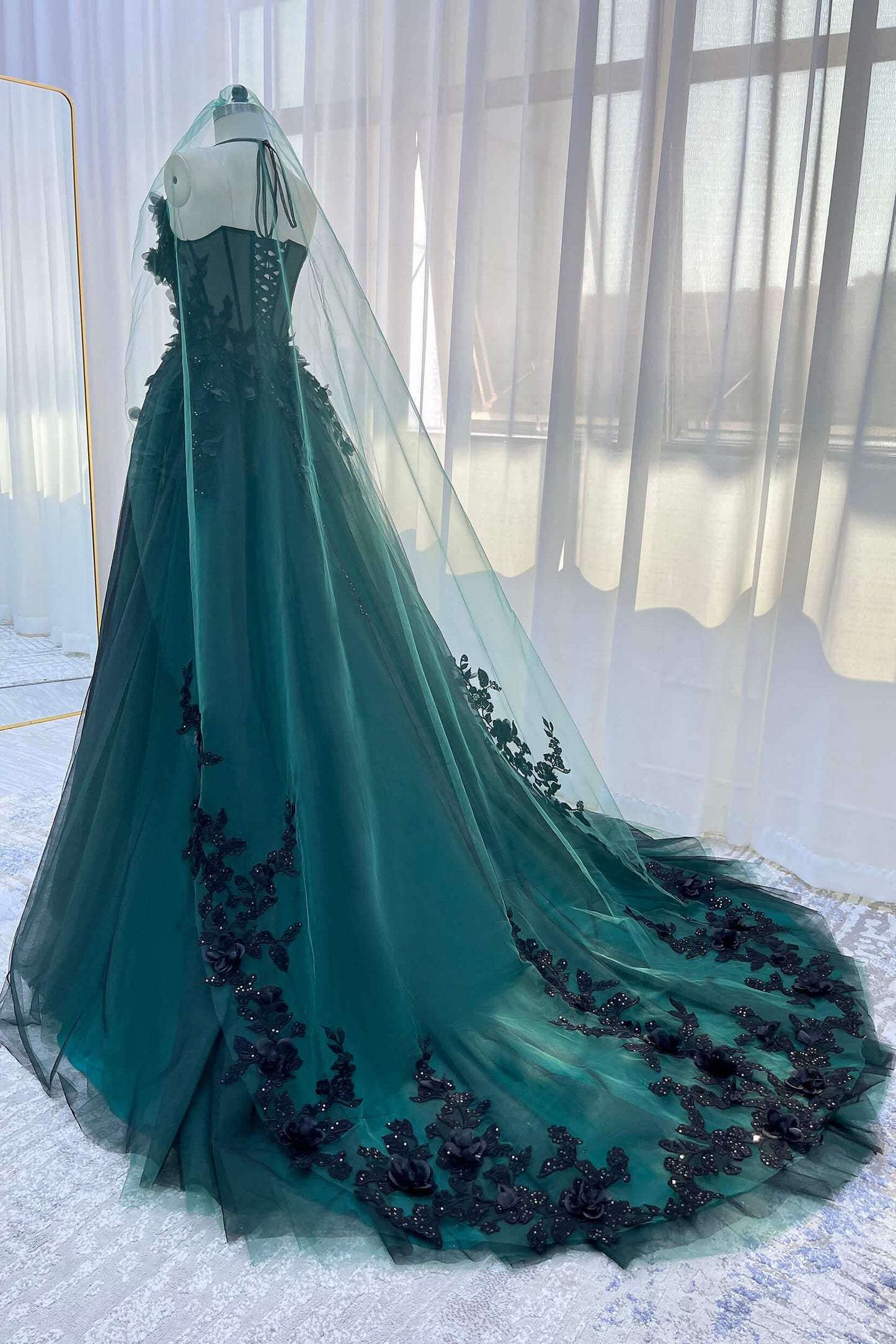 One-tier Lace Edge Tulle Chapel Veils with Appliques CV0400 - COCOMELODY