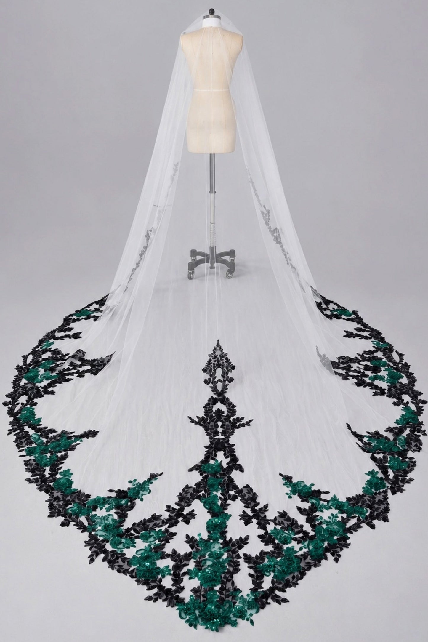 One-tier Lace Edge Tulle Cathedral Veils with Appliques Sequin CV0401