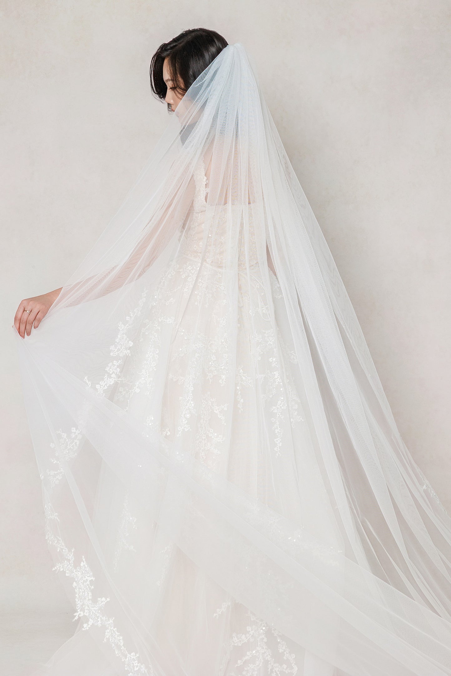 One-tier Lace Edge Tulle Chapel Veils with Appliques CV0402