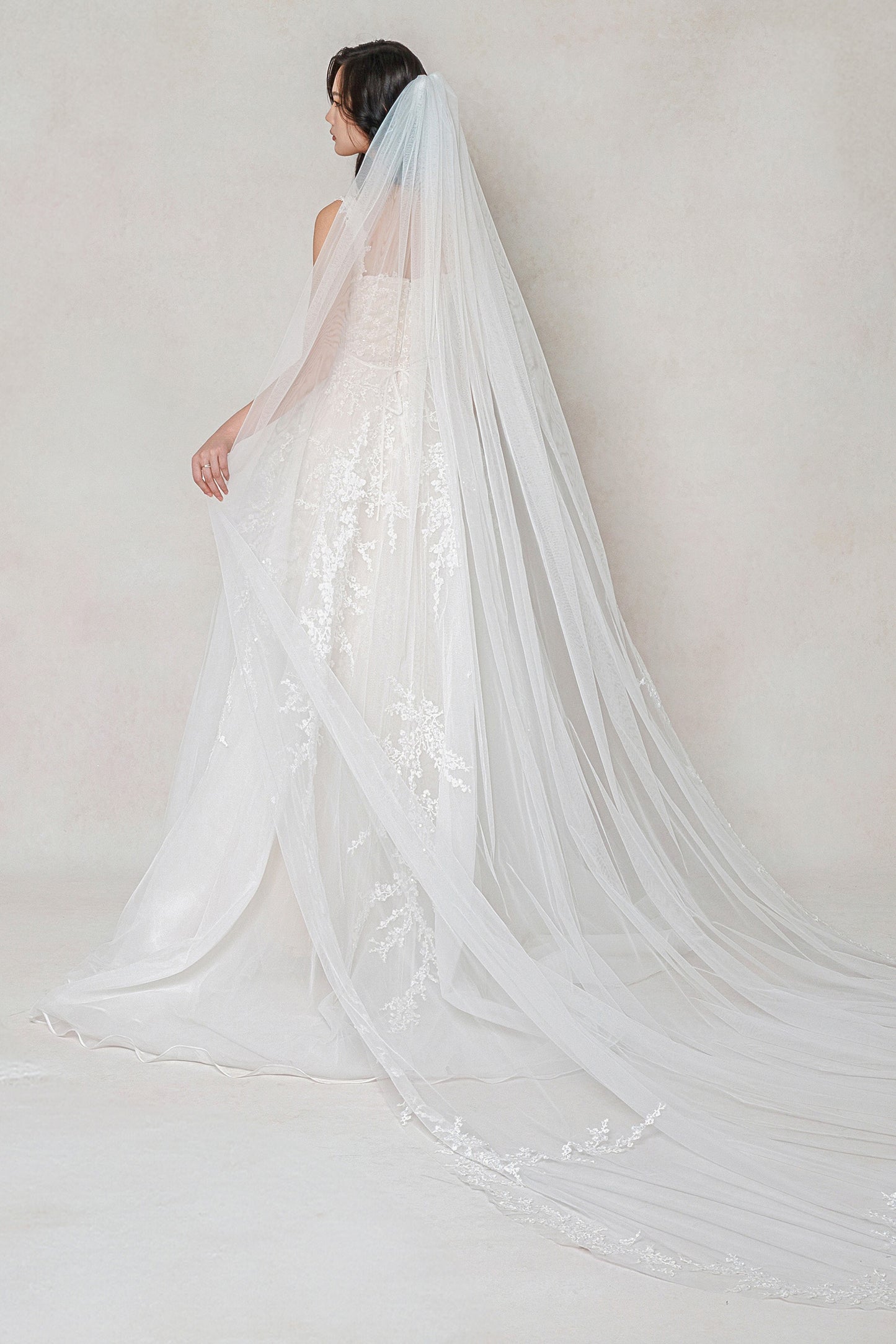 One-tier Lace Edge Tulle Chapel Veils with Appliques CV0402