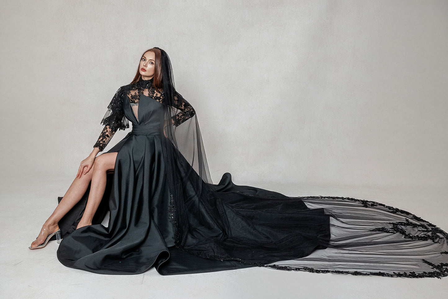 One-tier Lace Edge Tulle Chapel Veils with Appliques CV0405