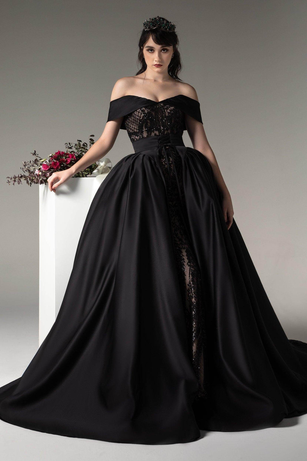 Wedding Dresses V Neck Chapel Train Lace Tulle Lace Over Satin Regular Straps Sexy Backless with Appliques