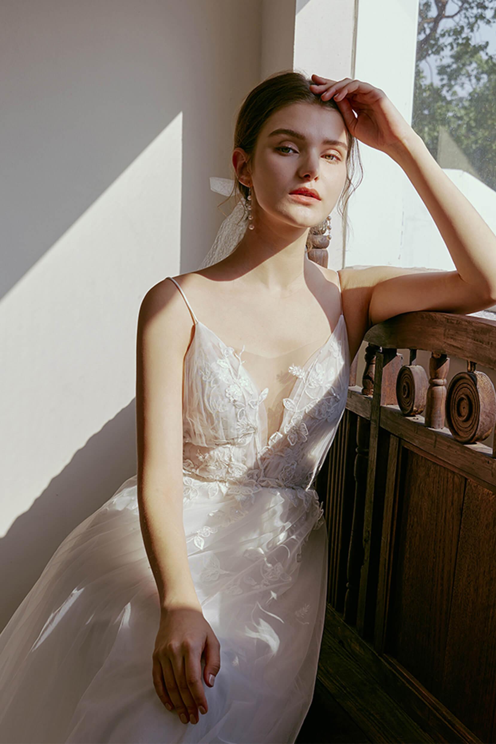 A-Line Sweep-Brush Train Lace Tulle Wedding Dress CW2674 - COCOMELODY