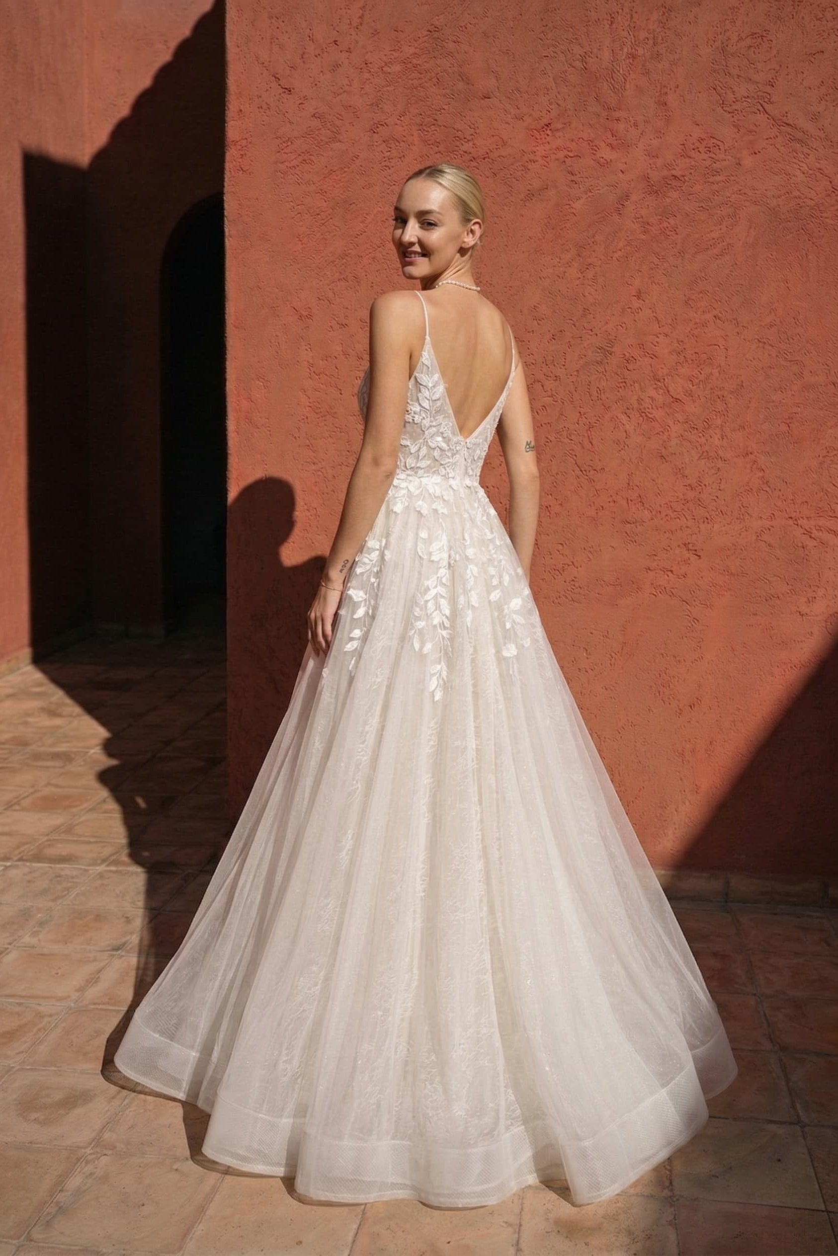 Cocomelody Wedding Dresses for Bride 2026 Boho Beach Lace Appliques Mermaid Beaded V Neck Bridal Gown for Women with Train CW3119