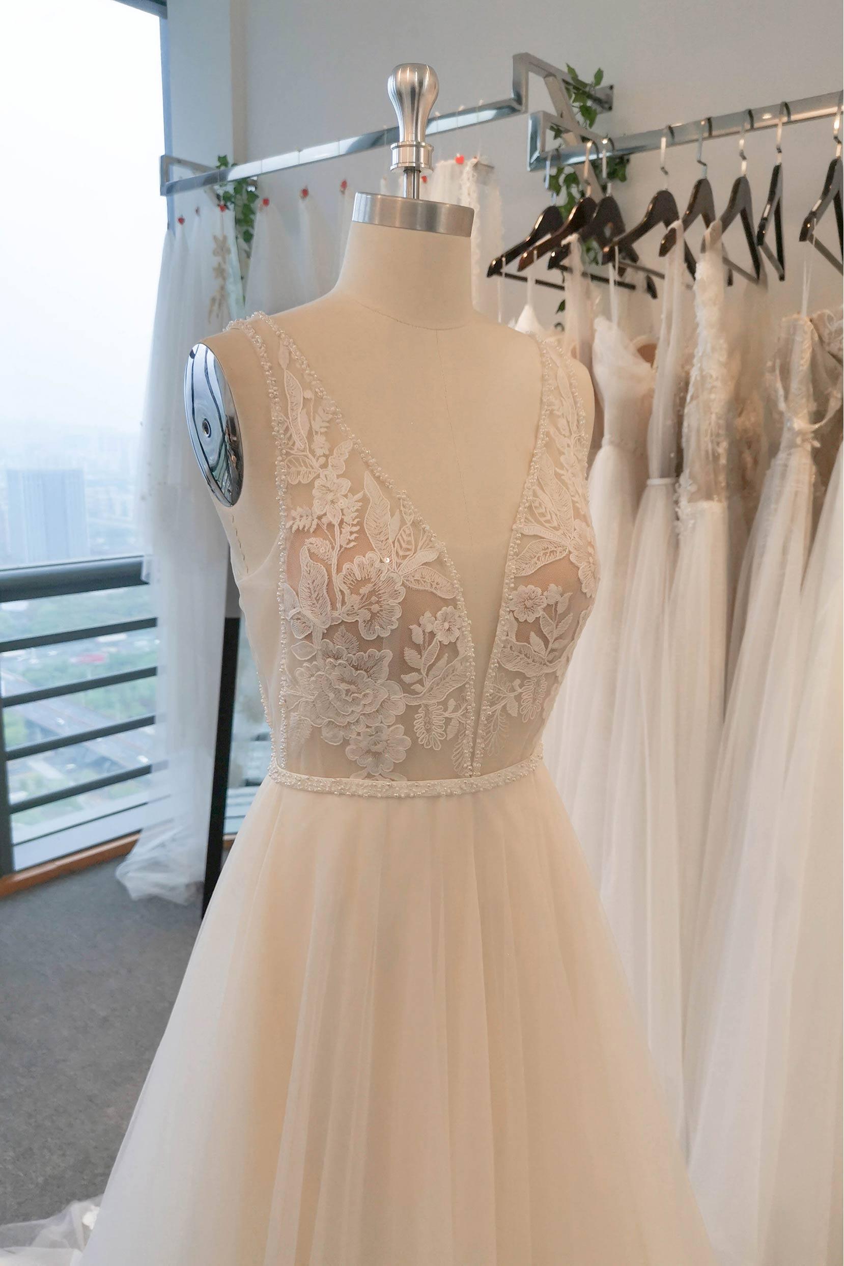A-Line Sweep-Brush Train Lace Tulle Wedding Dress CW3120 - COCOMELODY