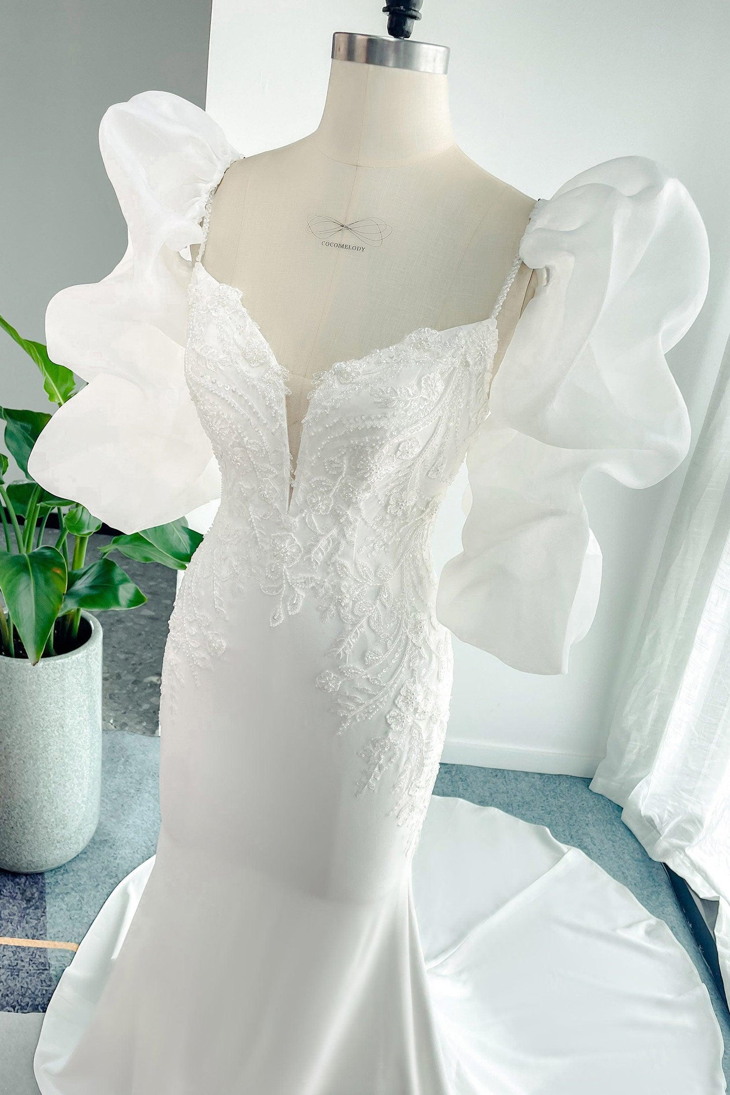Trumpet-Mermaid Court Train Lace Stretch Satin Wedding Dress CW3137 - COCOMELODY