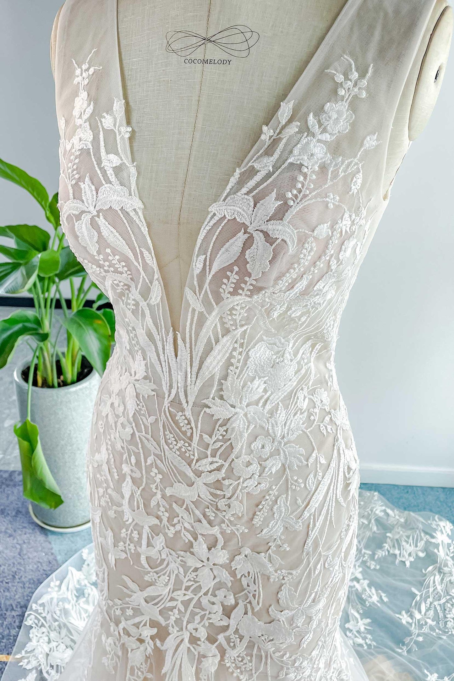 Trumpet-Mermaid Court Train Lace Tulle Wedding Dress CW3144 - COCOMELODY