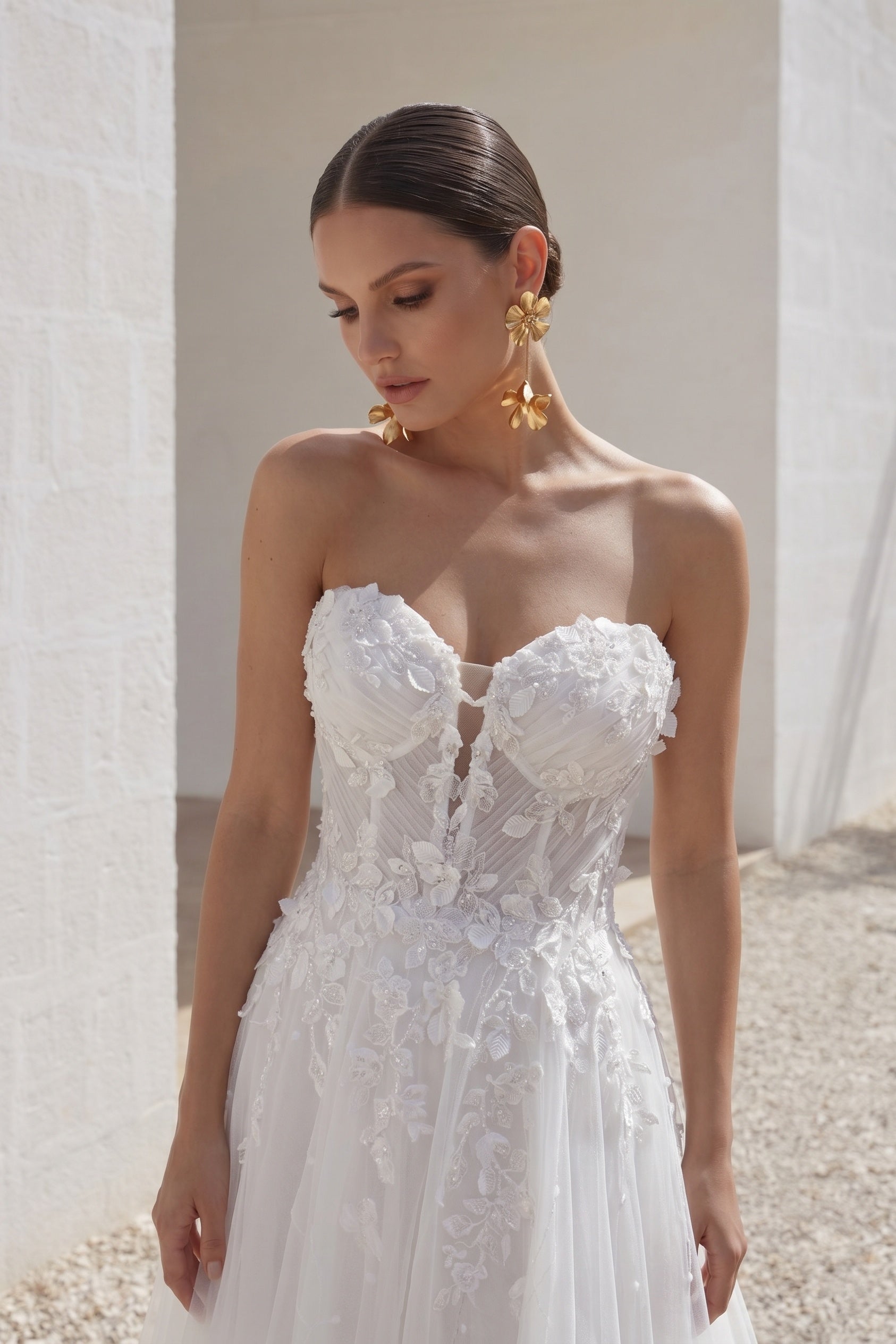 Elegant V-Neck A-Line Tulle Lace Wedding Dress with Puff Sleeves