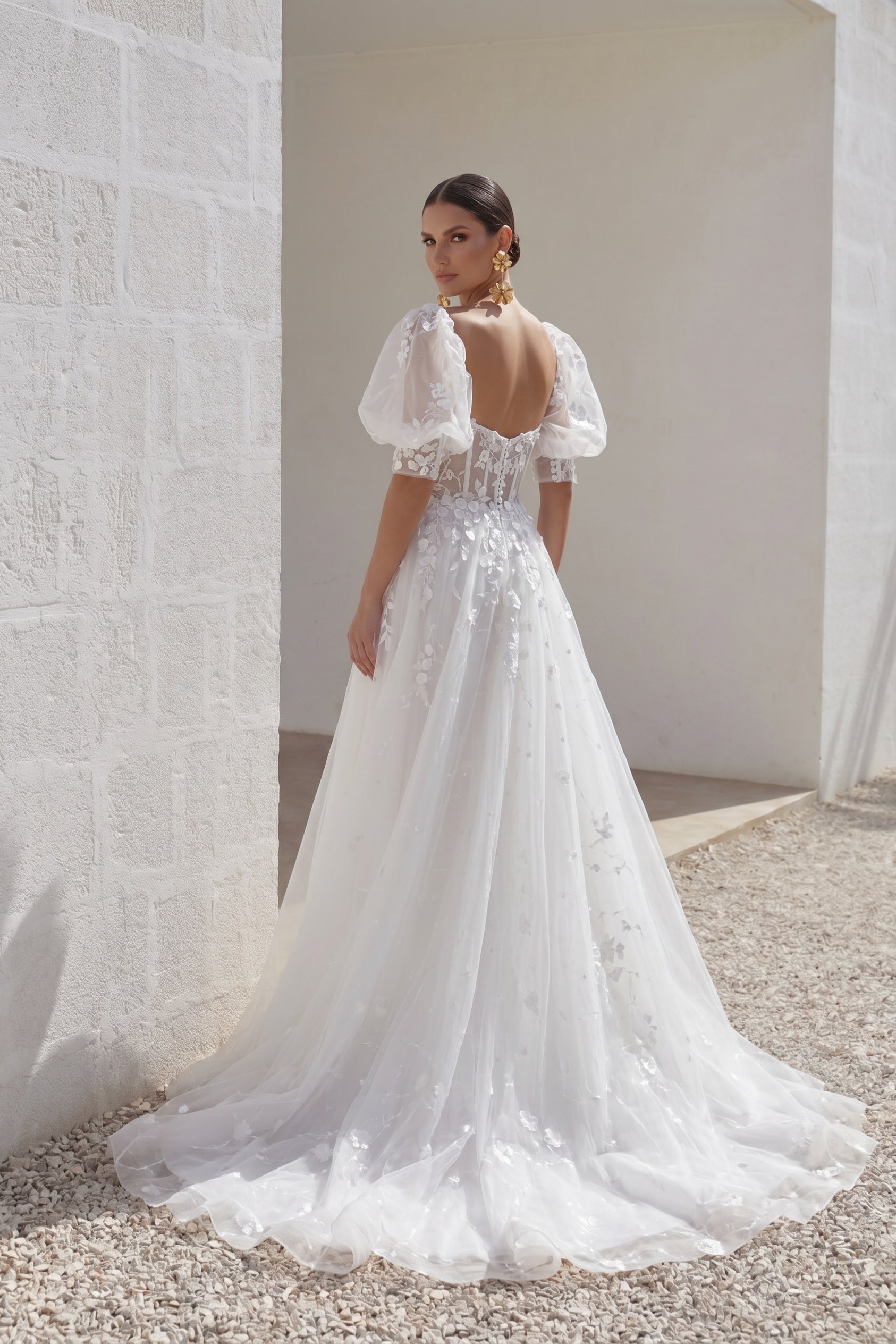 Elegant V-Neck A-Line Tulle Lace Wedding Dress with Puff Sleeves
