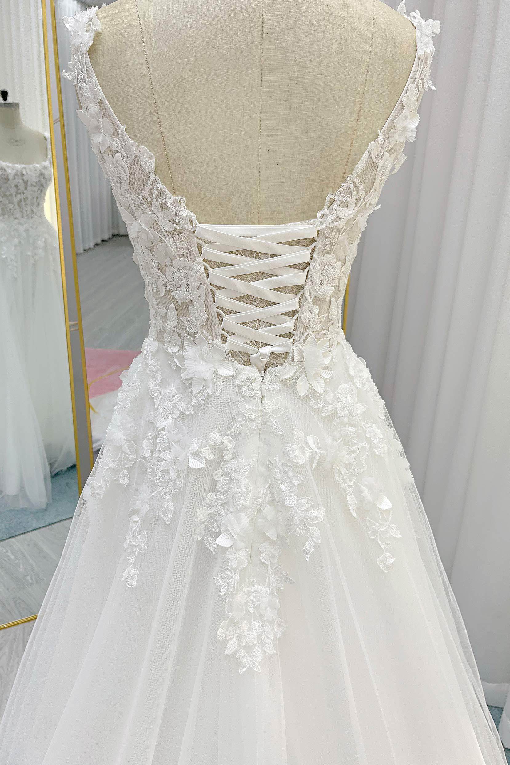 A-Line Court Train Lace Tulle Sleeveless Wedding Dress COCOMELODY CW3227 A-Line Court Train Lace Tulle Sleeveless Wedding Dress COCOMELODY CW3227