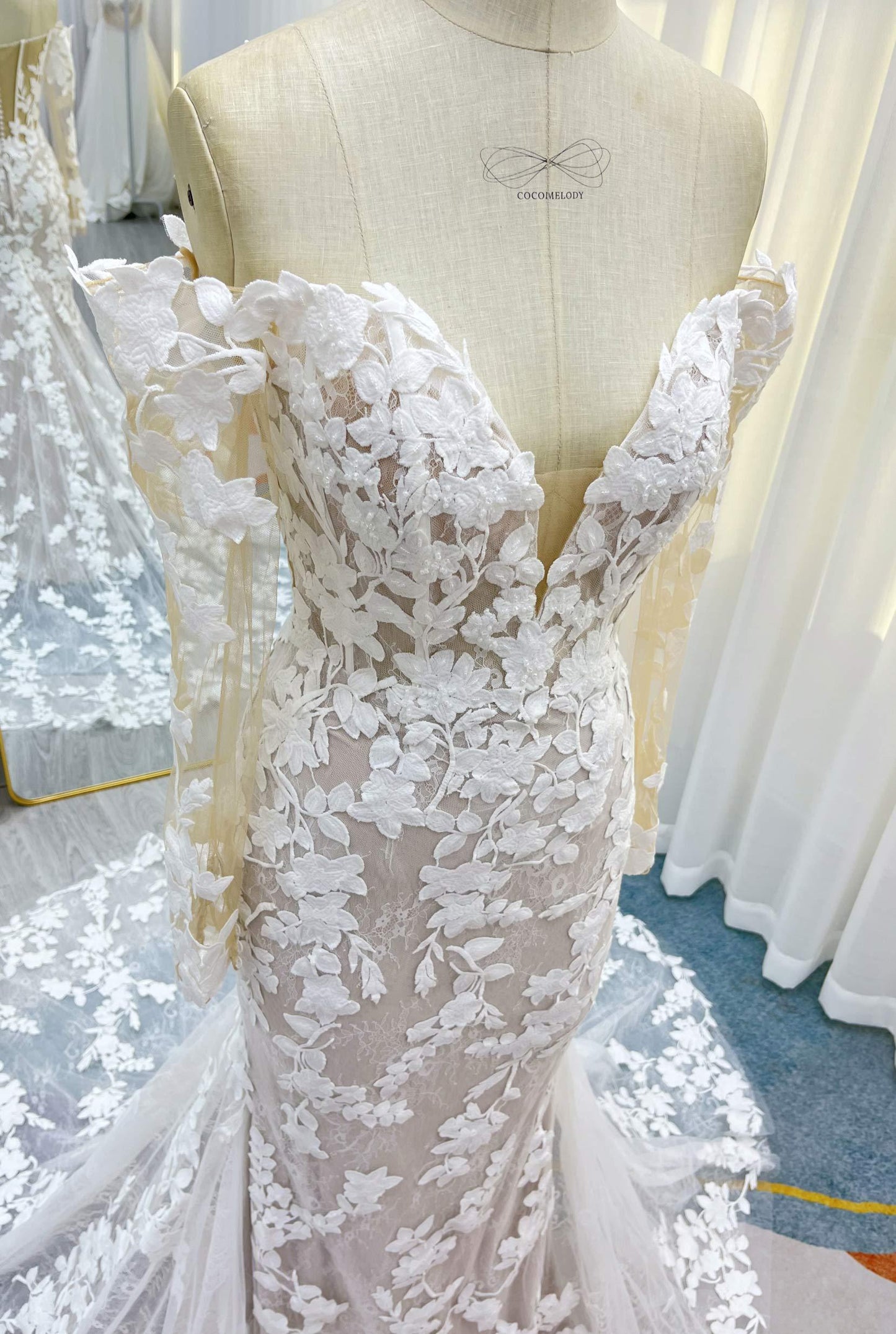 Trumpet-Mermaid Court Train Lace Tulle Wedding Dress CW3250 - COCOMELODY