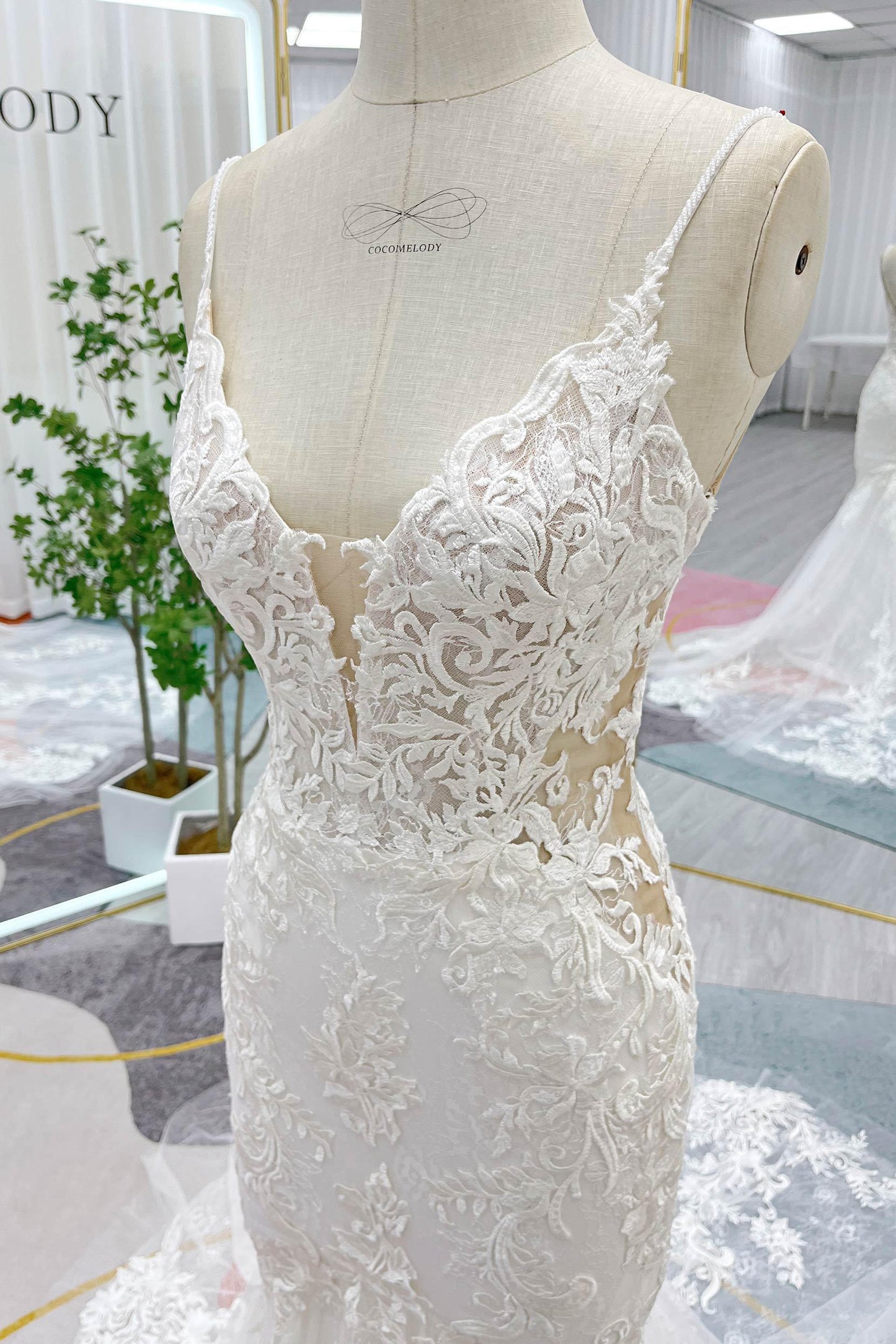 Trumpet-Mermaid Court Train Lace Tulle Wedding Dress CW3269 - COCOMELODY
