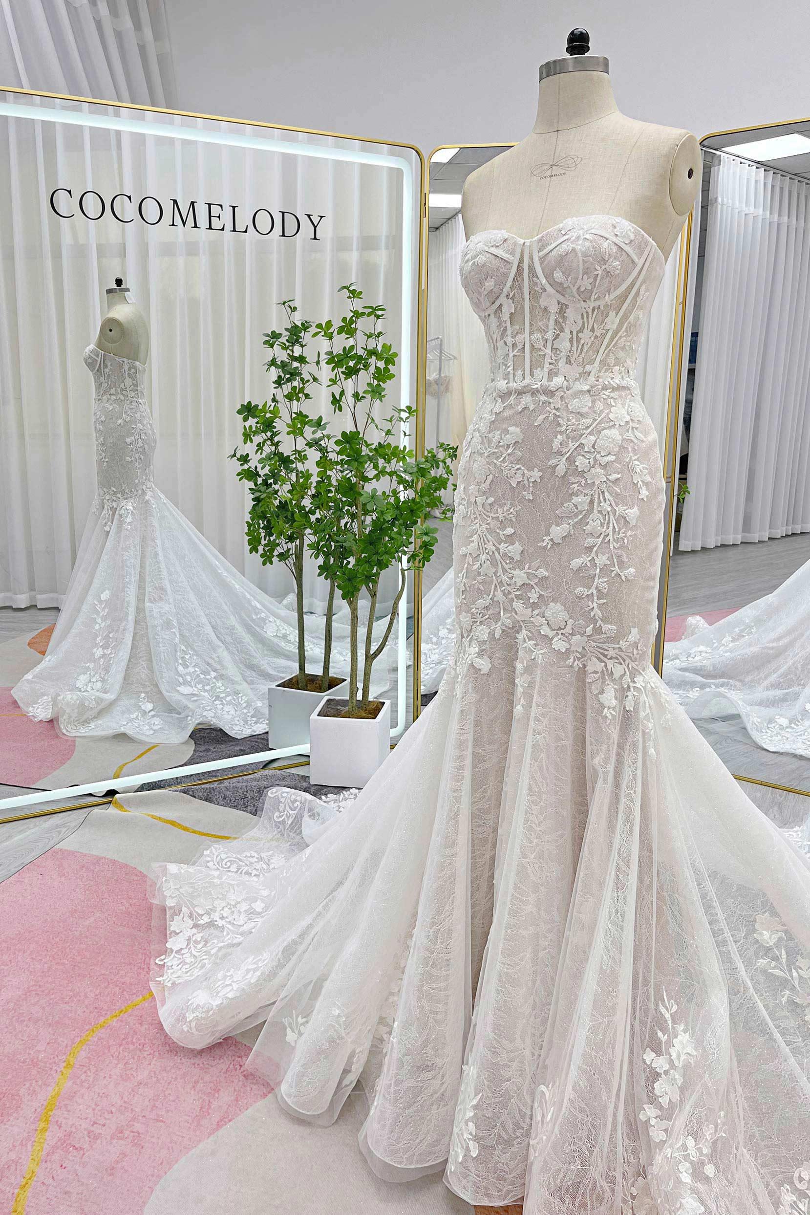 Trumpet-Mermaid Court Train Lace Tulle Wedding Dress CW3275 - COCOMELODY