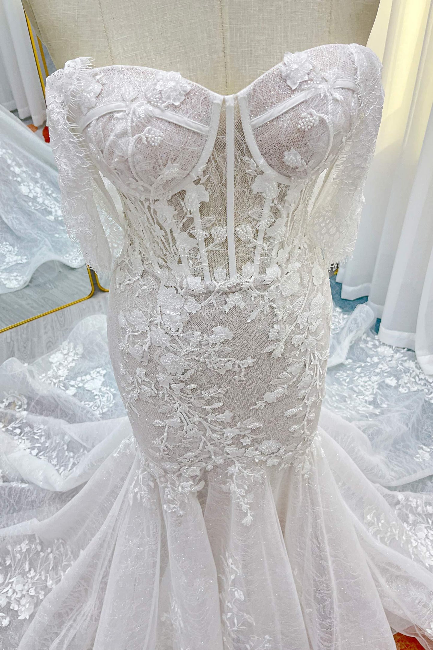 Trumpet-Mermaid Court Train Lace Tulle Wedding Dress CW3275 - COCOMELODY