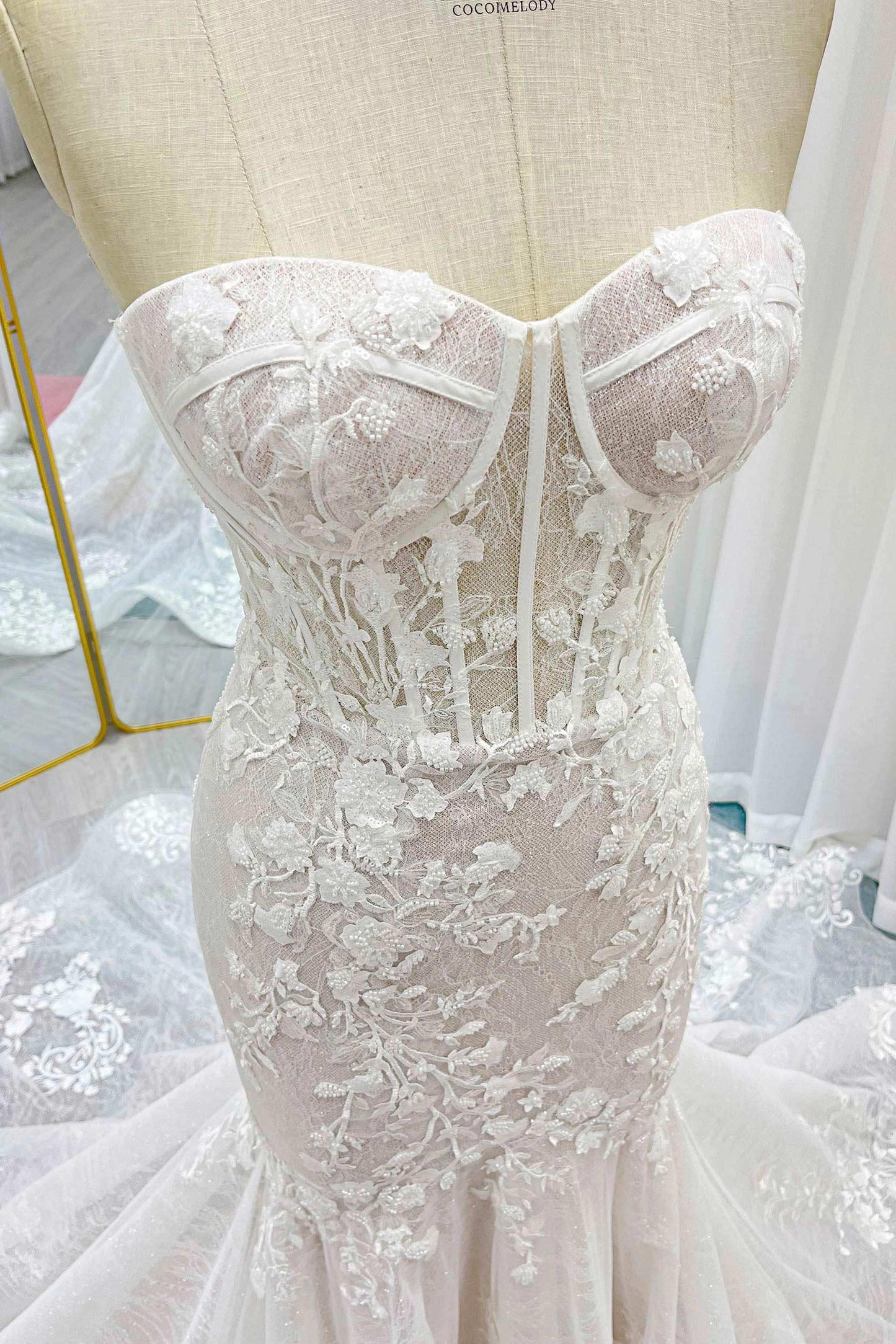 Trumpet-Mermaid Court Train Lace Tulle Wedding Dress CW3275 - COCOMELODY