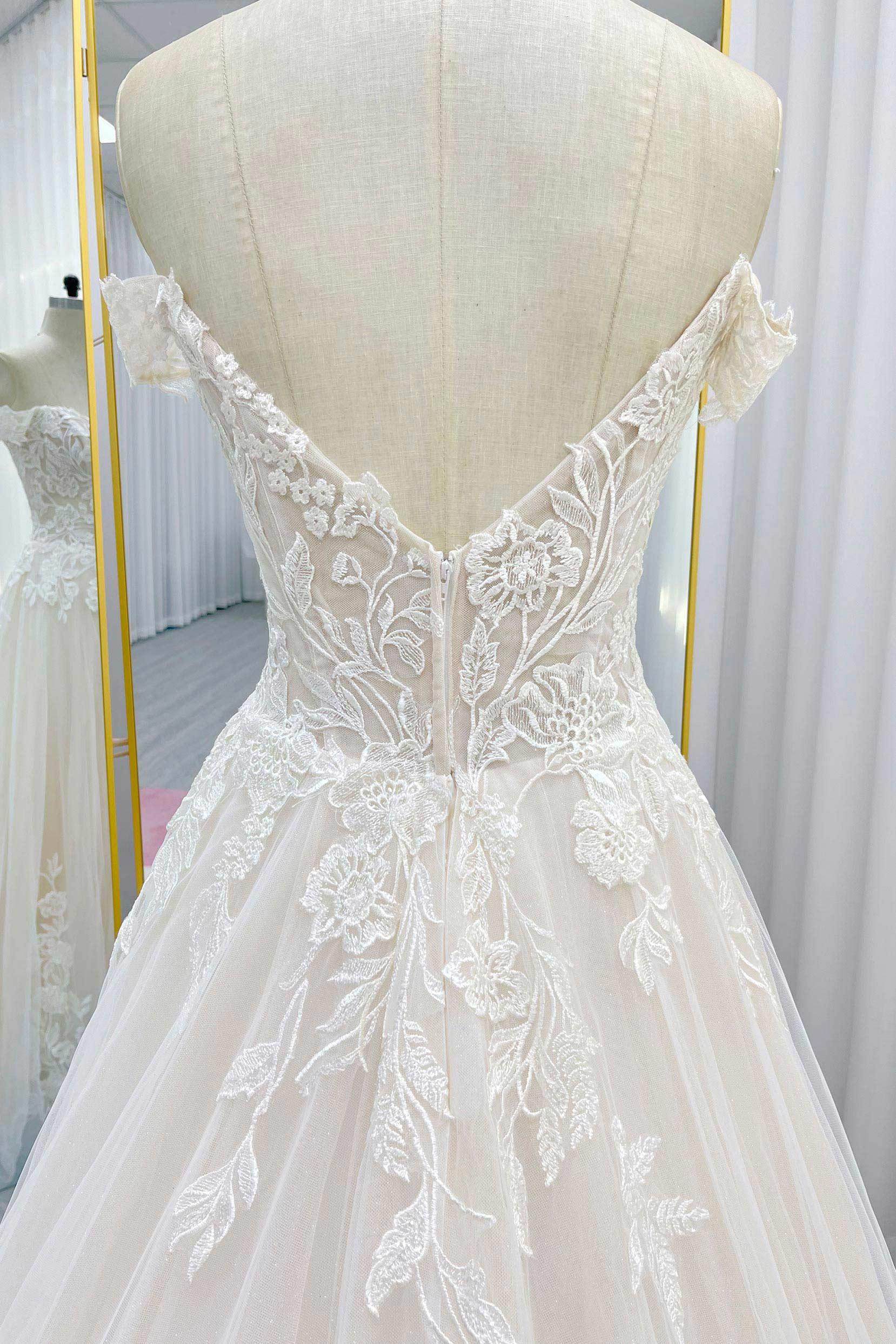 A-Line Chapel Train Lace Tulle Wedding Dress CW3278 - COCOMELODY