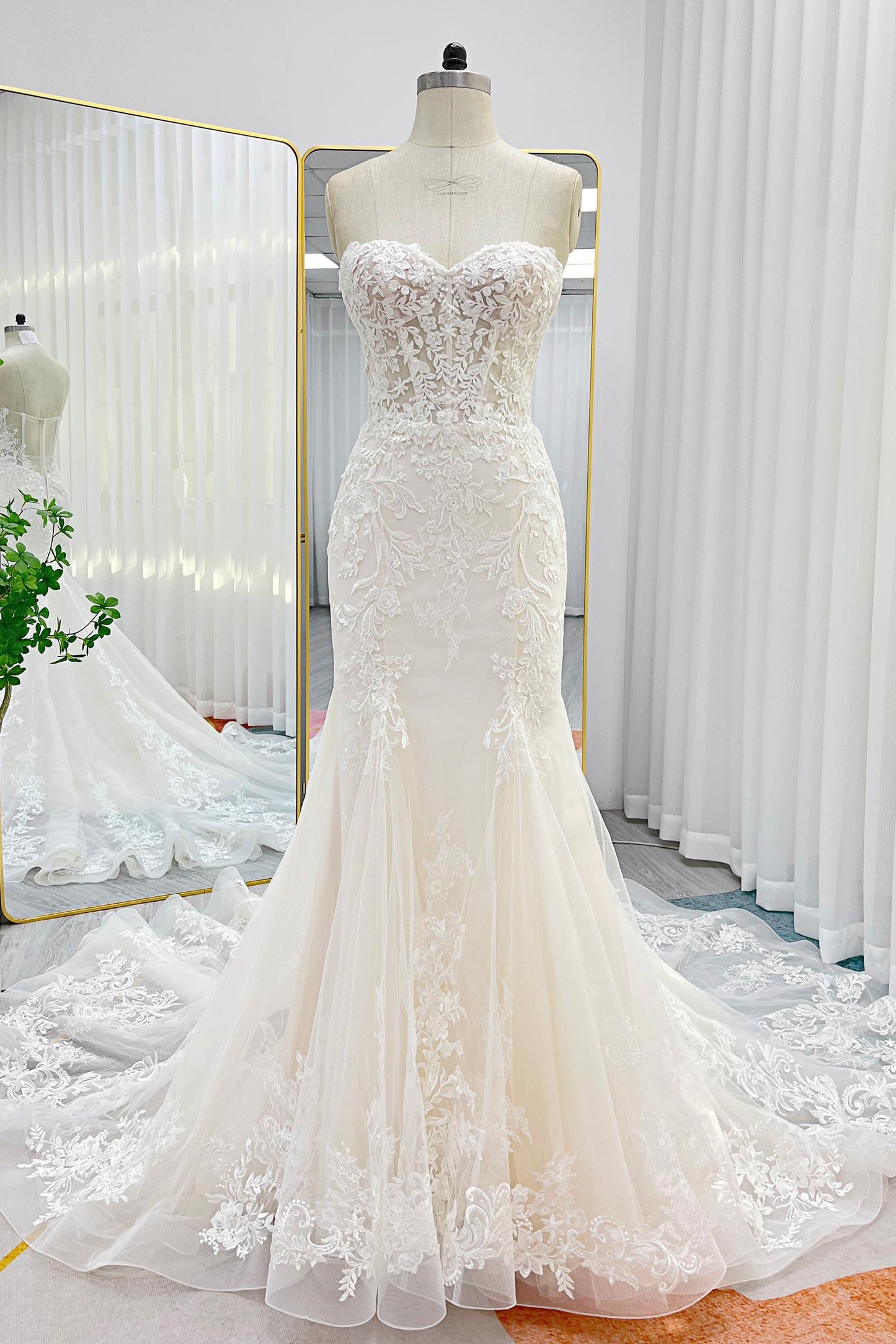 Trumpet-Mermaid Chapel Train Lace Tulle Wedding Dress CW3282 - COCOMELODY