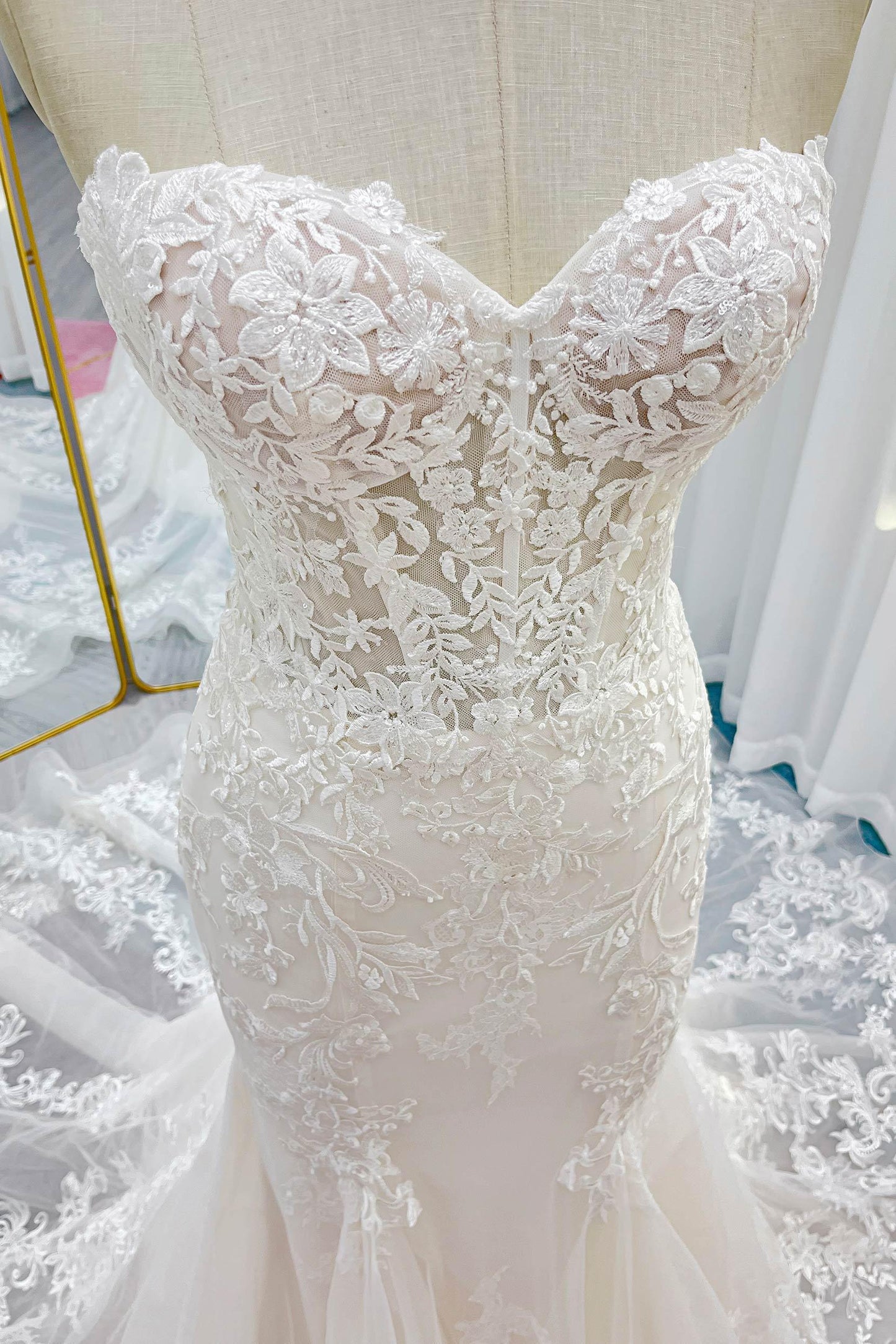 Trumpet-Mermaid Chapel Train Lace Tulle Wedding Dress CW3282 - COCOMELODY