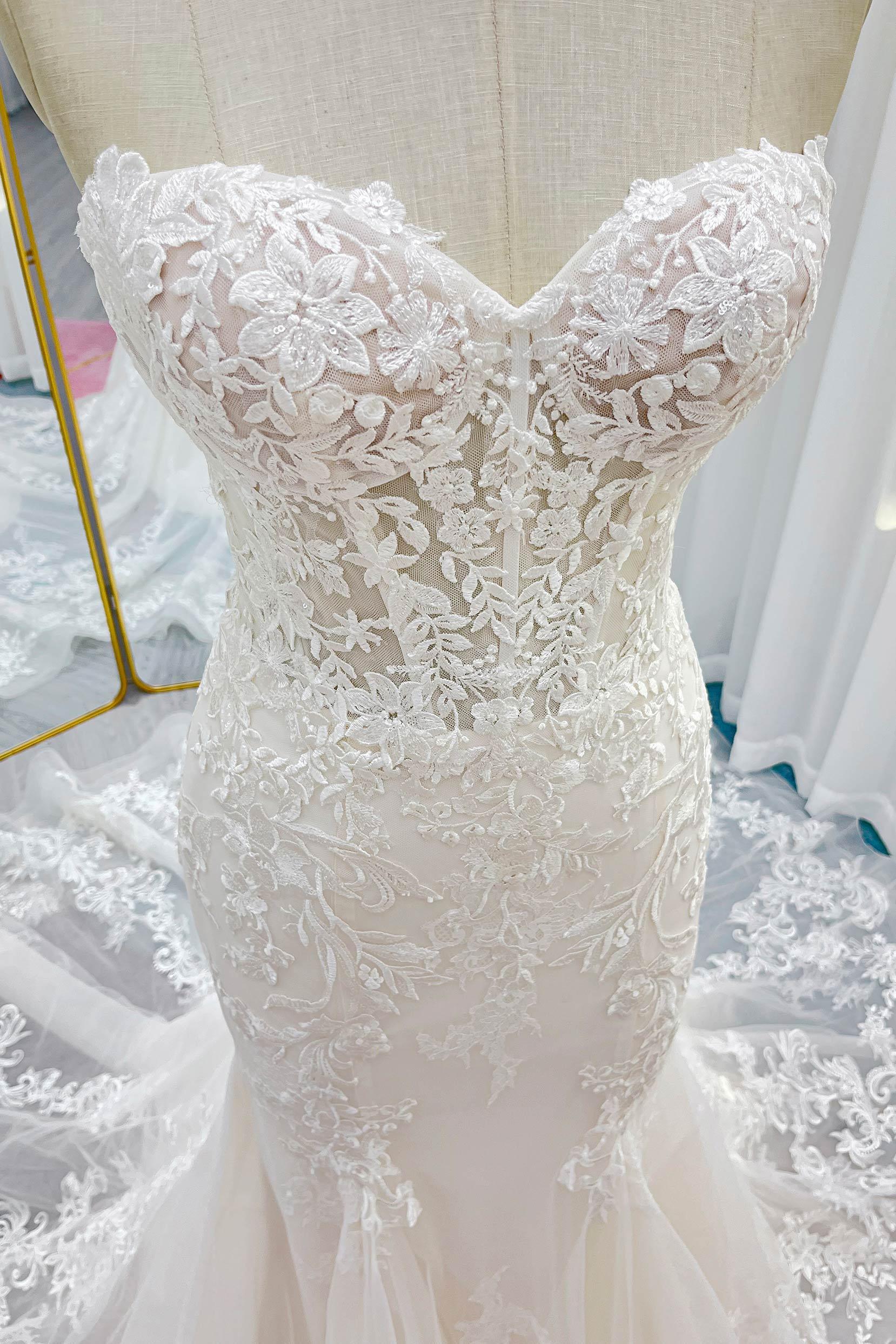 Trumpet-Mermaid Chapel Train Lace Tulle Wedding Dress CW3282 - COCOMELODY