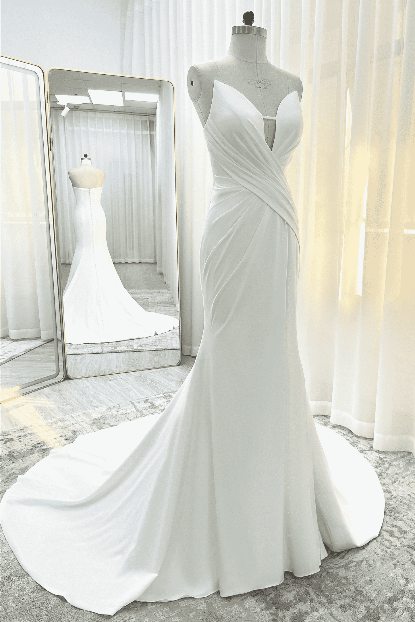 Trumpet-Mermaid Court Train Satin Wedding Dress CW3328 - COCOMELODY