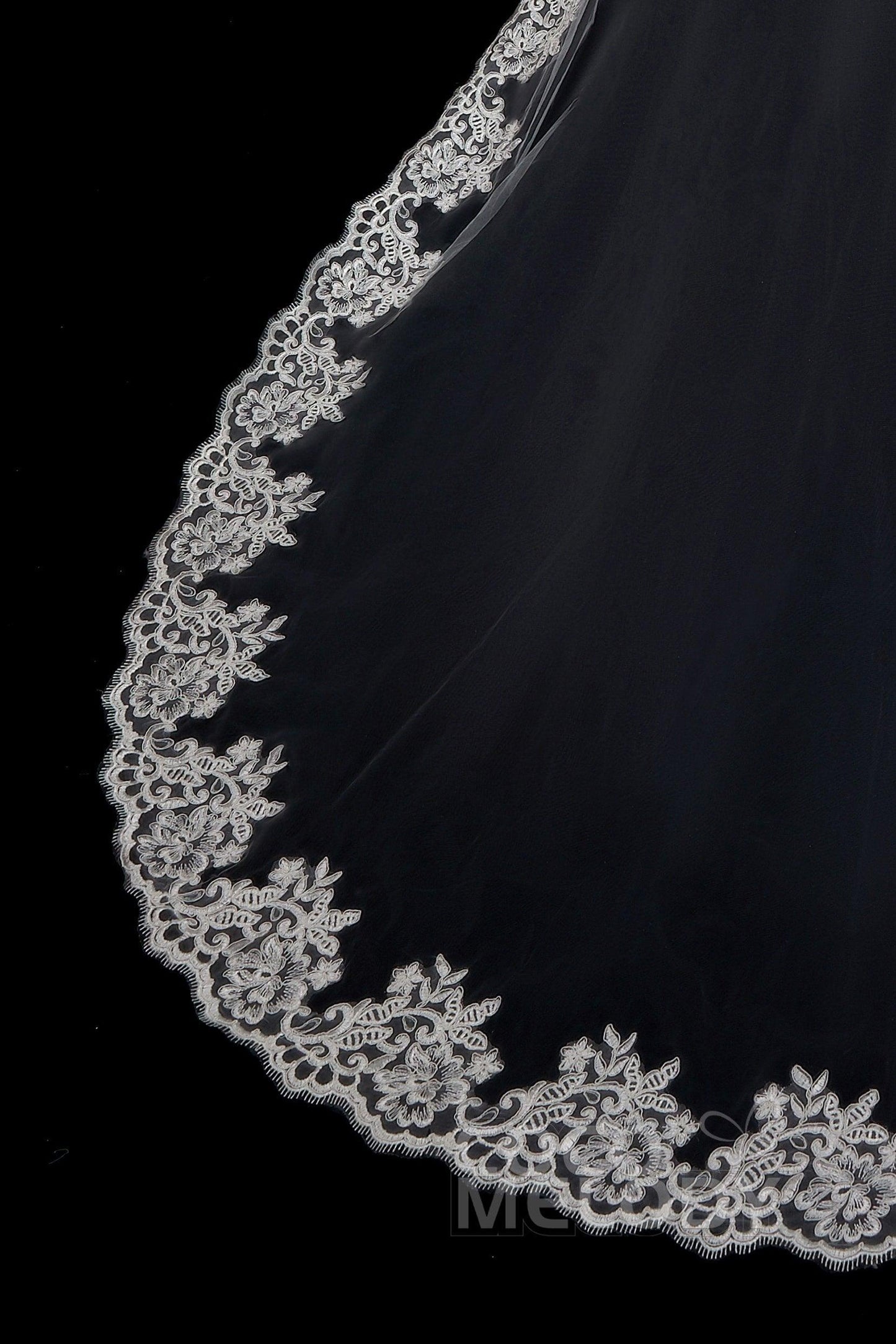 One-tier Lace Edge Tulle Hip Veils with Appliques AV180006