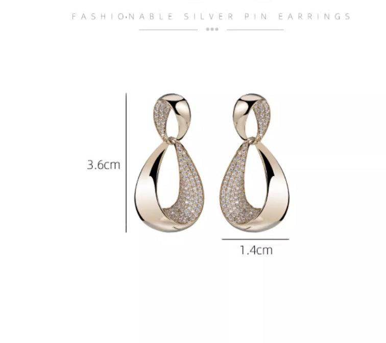 Atmospheric gold unique earring girl 636352115977 - COCOMELODY