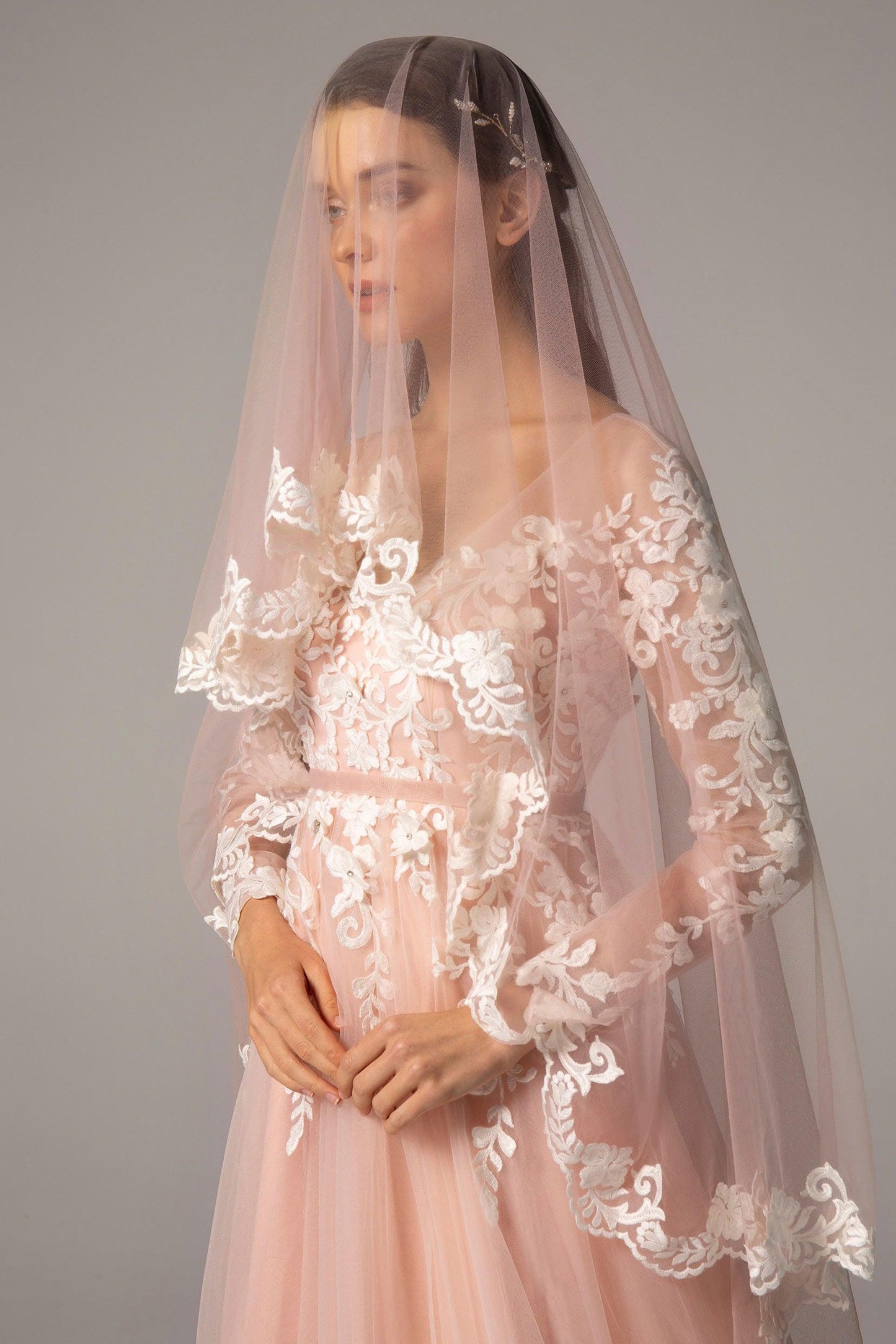 One-tier Lace Edge Tulle Fingertip Veils with Appliques CV0229
