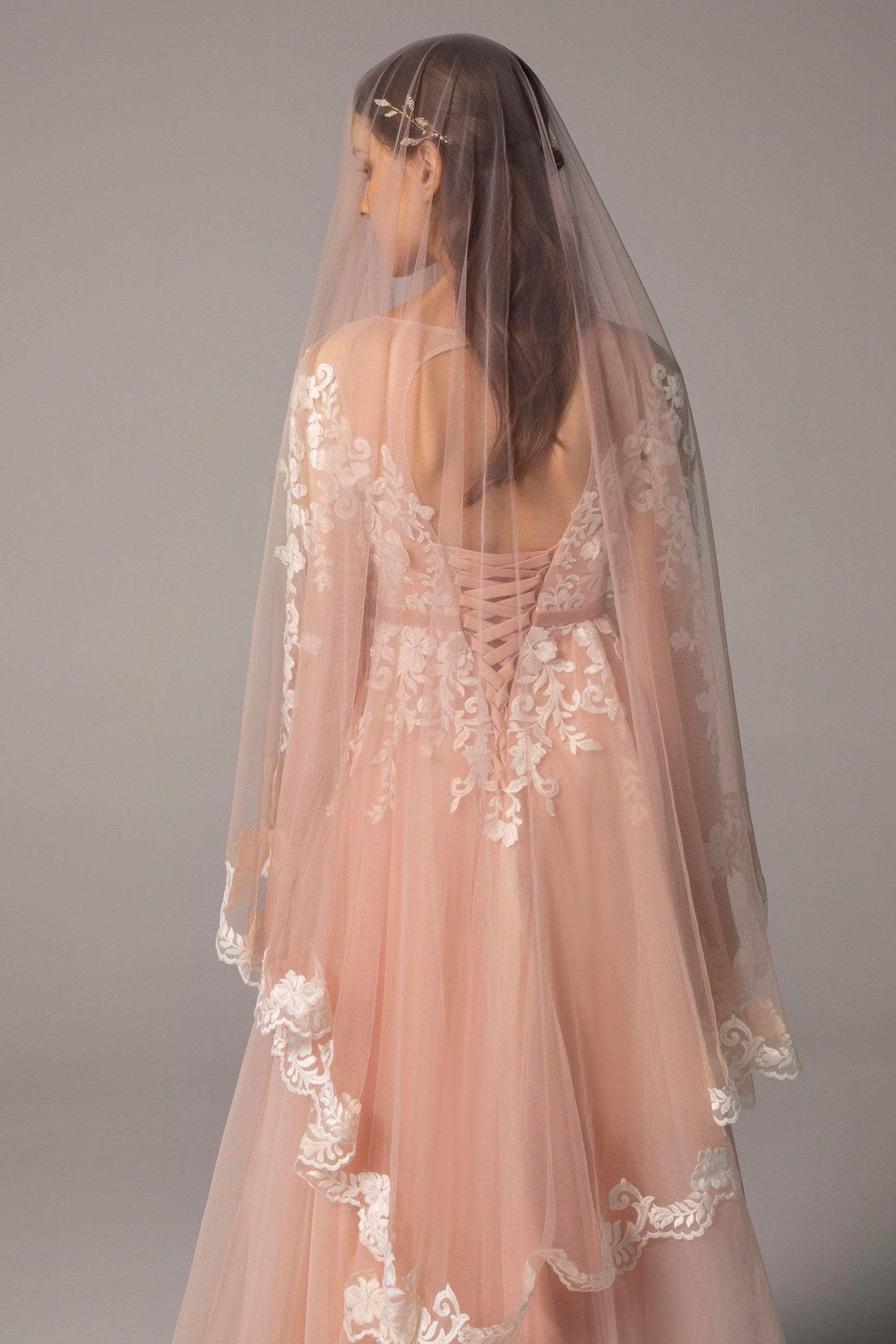 One-tier Lace Edge Tulle Fingertip Veils with Appliques CV0229
