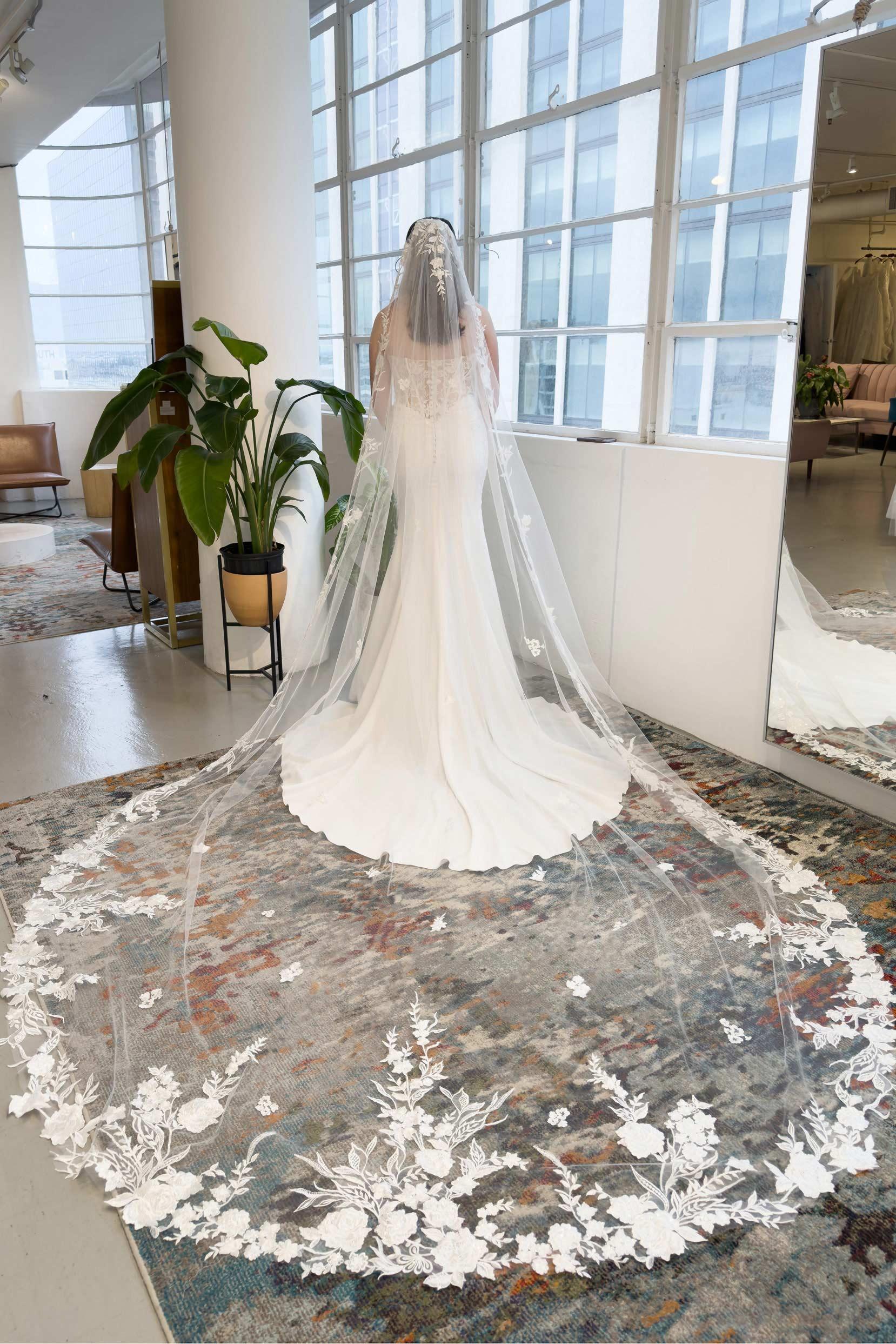 One-tier Lace Edge Tulle Chapel Veils with Appliques CV0327 - COCOMELODY