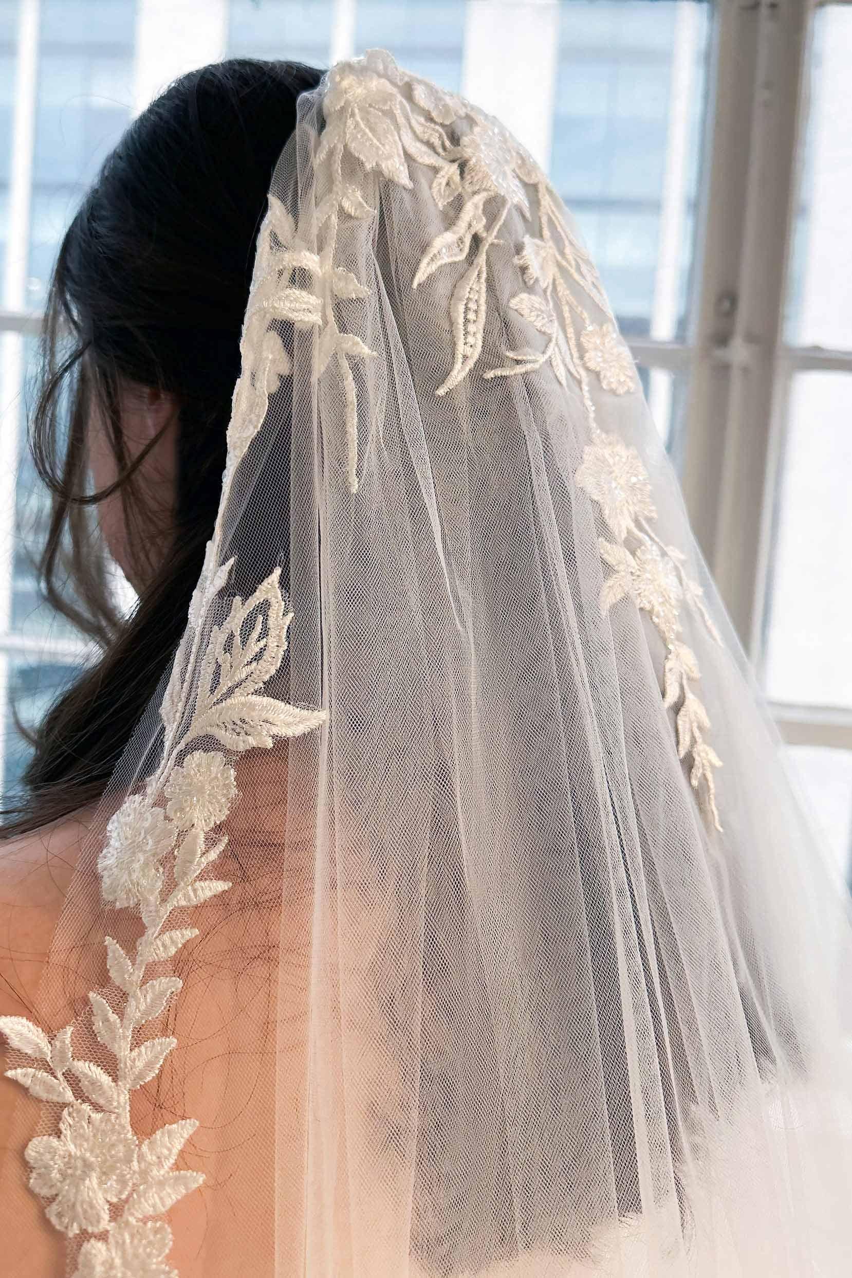 One-tier Lace Edge Tulle Chapel Veils with Appliques CV0327 - COCOMELODY
