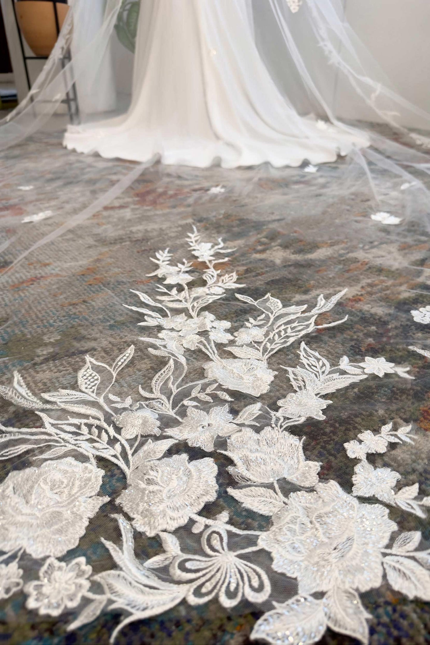 One-tier Lace Edge Tulle Chapel Veils with Appliques CV0327 - COCOMELODY