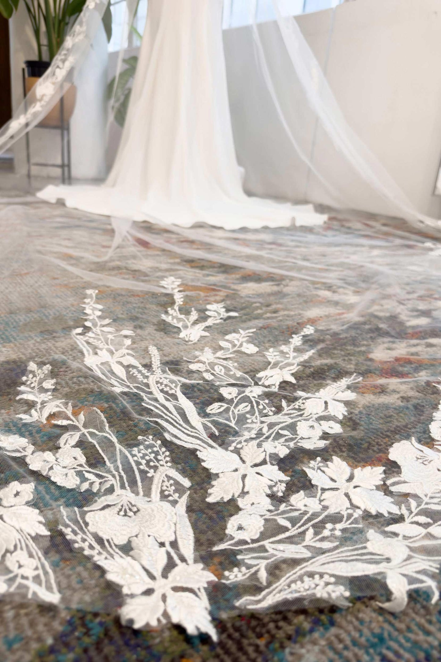 One-tier Lace Edge Tulle Chapel Veils with Appliques CV0329 - COCOMELODY