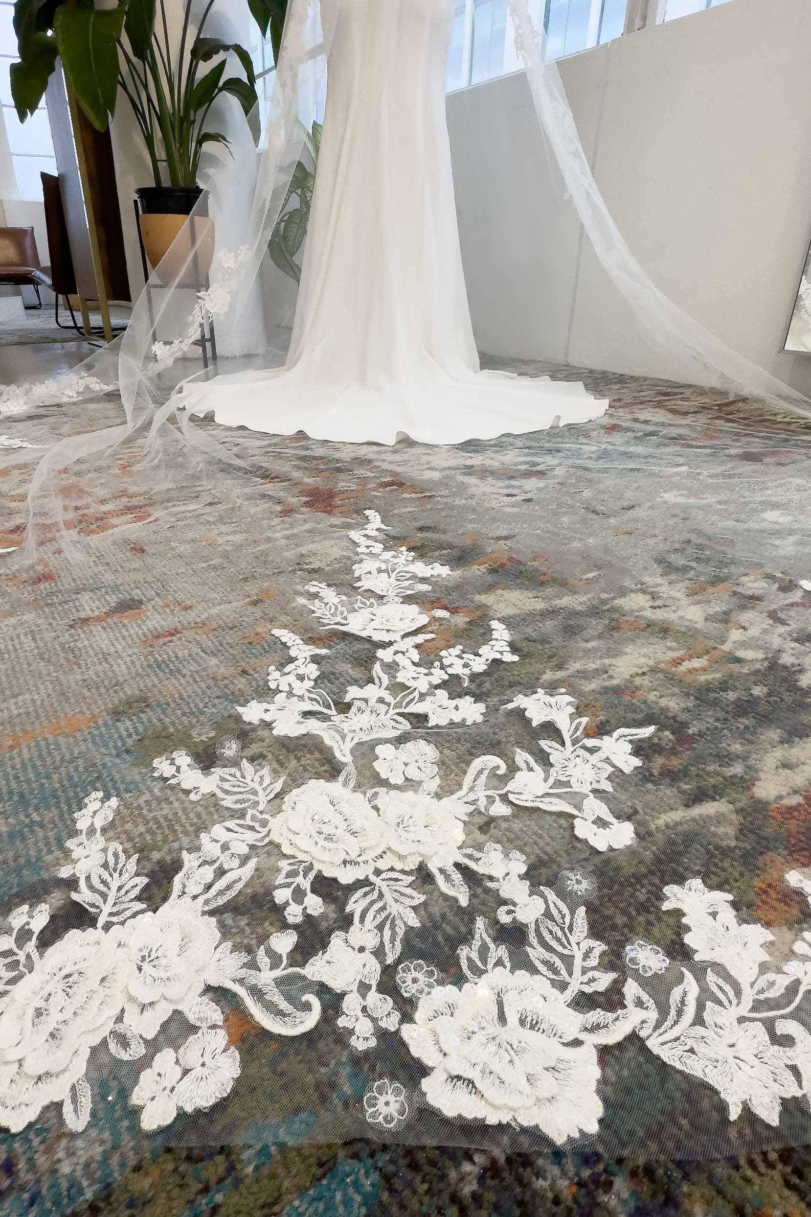 One-tier Lace Edge Tulle Chapel Veils with Appliques CV0334 - COCOMELODY