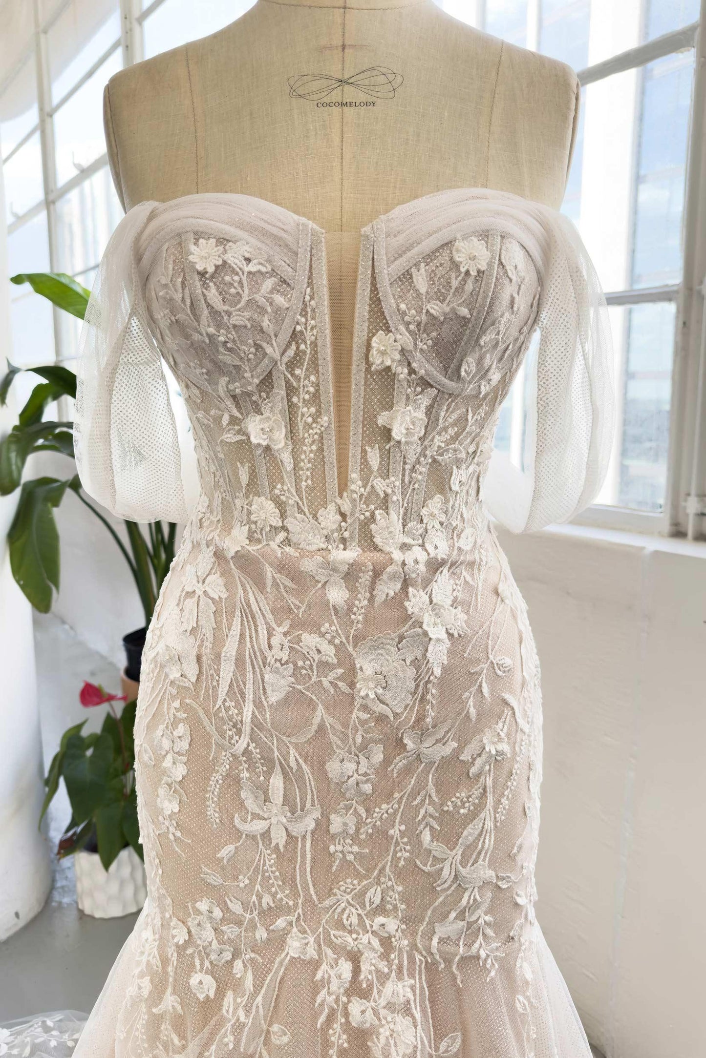 Trumpet-Mermaid Court Train Lace Tulle Wedding Dress CW2999 - COCOMELODY