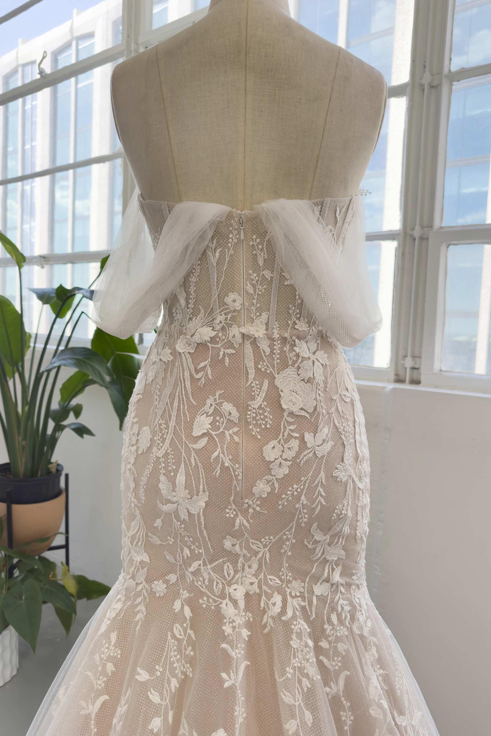 Trumpet-Mermaid Court Train Lace Tulle Wedding Dress CW2999 - COCOMELODY