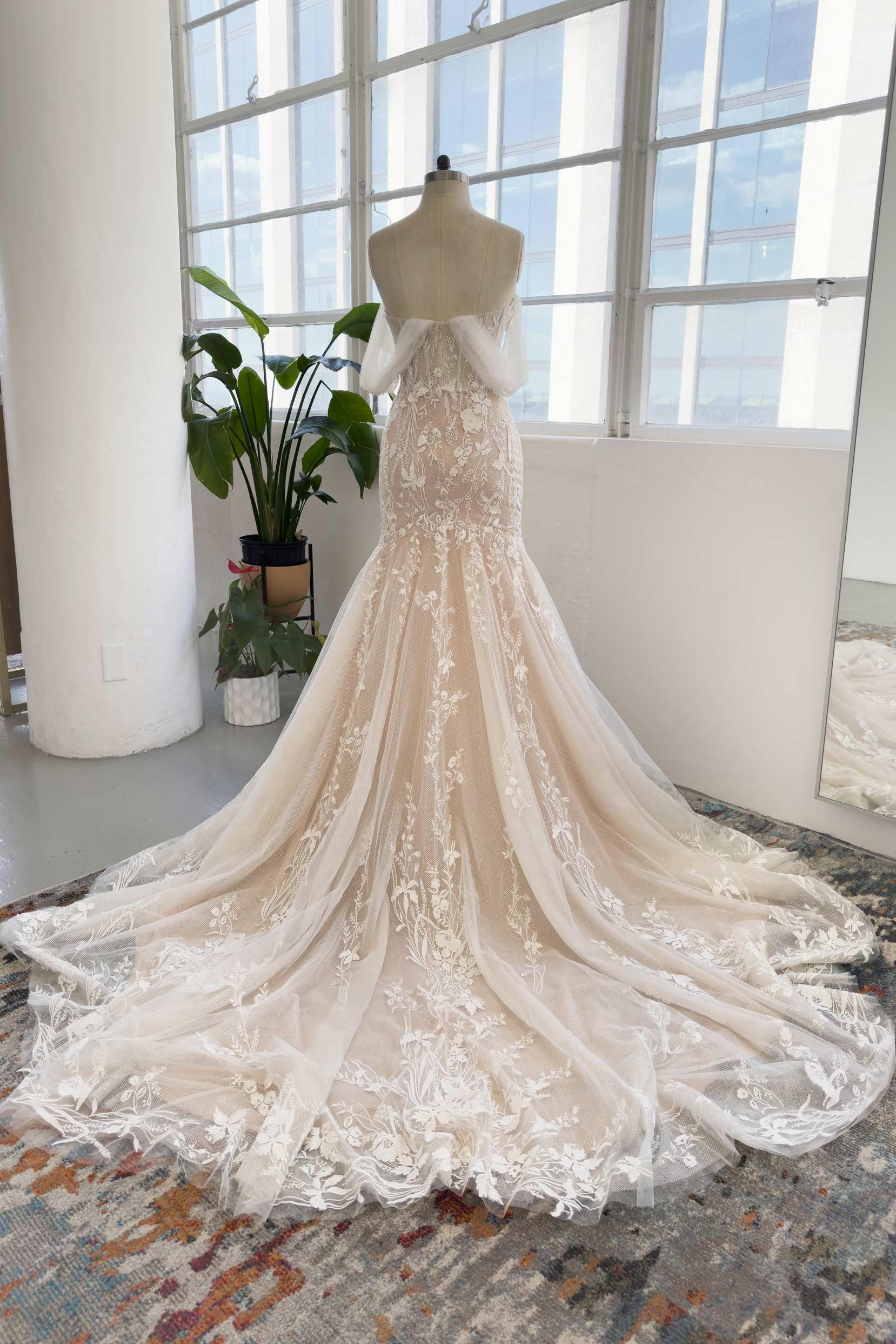Trumpet-Mermaid Court Train Lace Tulle Wedding Dress CW2999 - COCOMELODY
