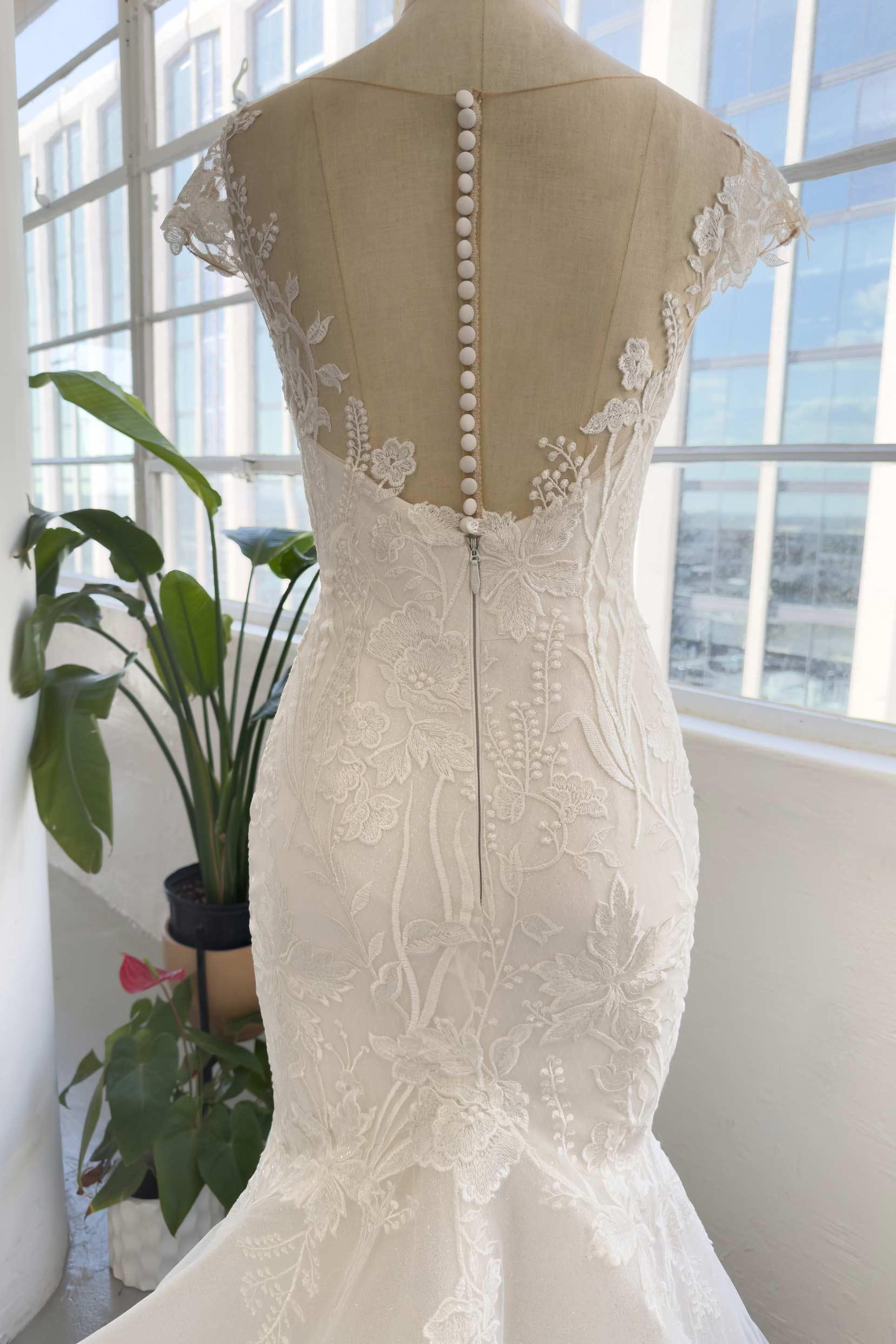 Trumpet-Mermaid Chapel Train Lace Tulle Wedding Dress CW3000 - COCOMELODY