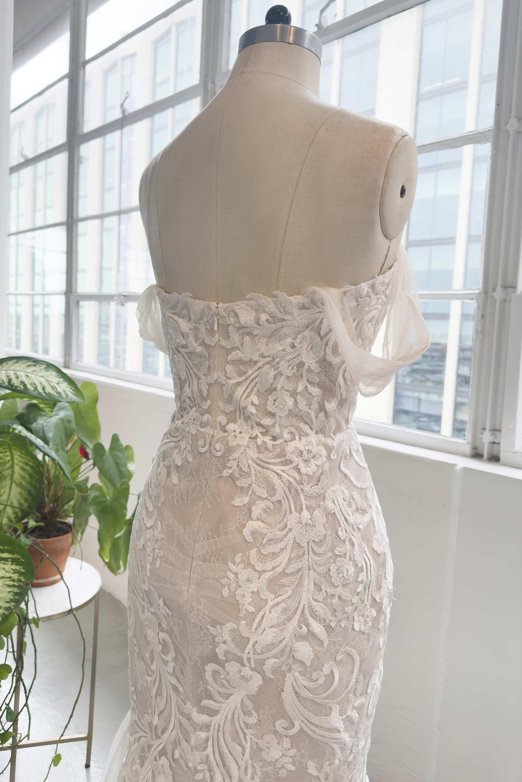 Trumpet-Mermaid Cathedral Train Lace Tulle Wedding Dress CW3001 - COCOMELODY