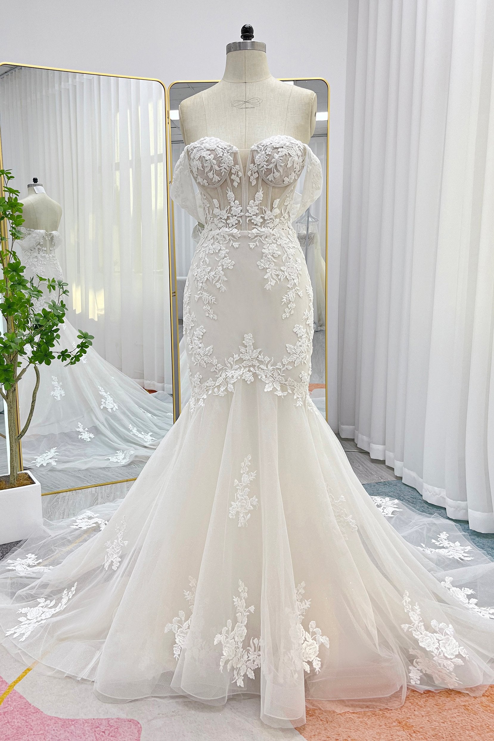 Trumpet-Mermaid Chapel Train Lace Short Sleeve Wedding Dress